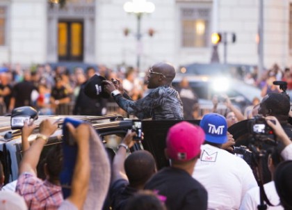 Mayweather Signing as his motorcade drives away