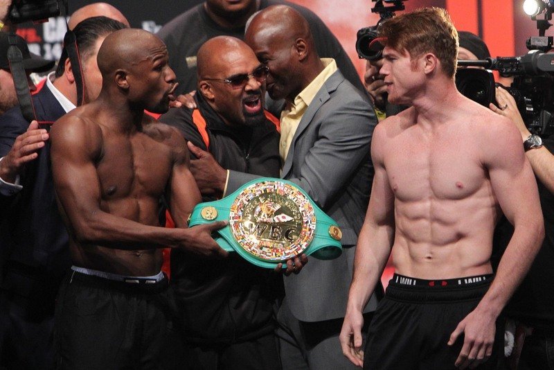De La Hoya offers Floyd Mayweather a rematch with Canelo Alvarez, claims Canelo “would probably beat him easy” if they fought again!
