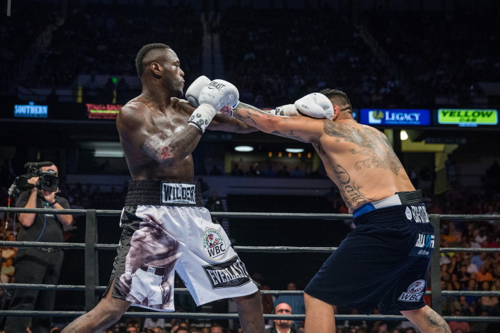 Deontay Wilder defeats Chris Arreola