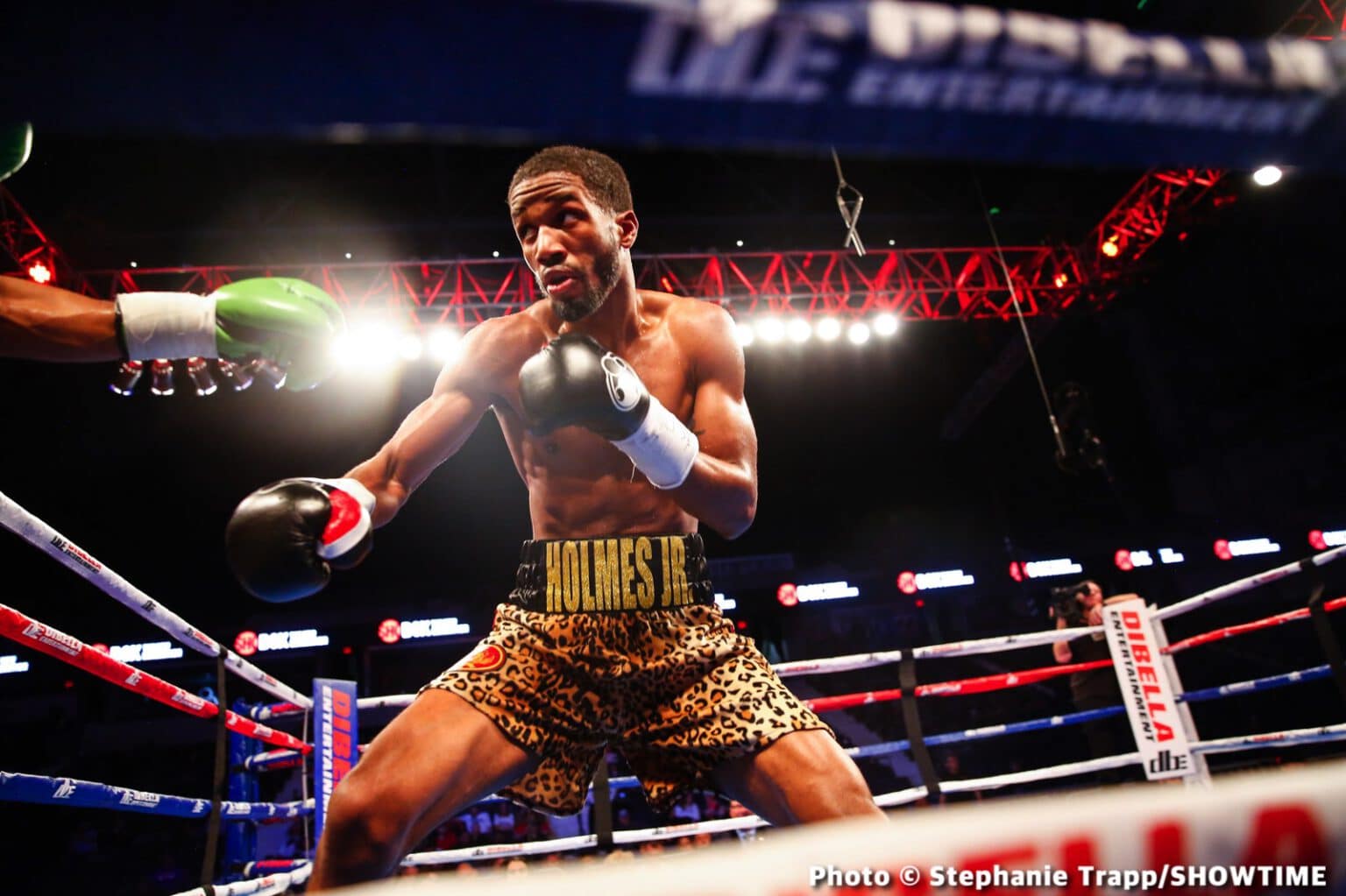 Ardreal Holmes Jr Boxes Past Game Ismael Villarreal - Boxing Results