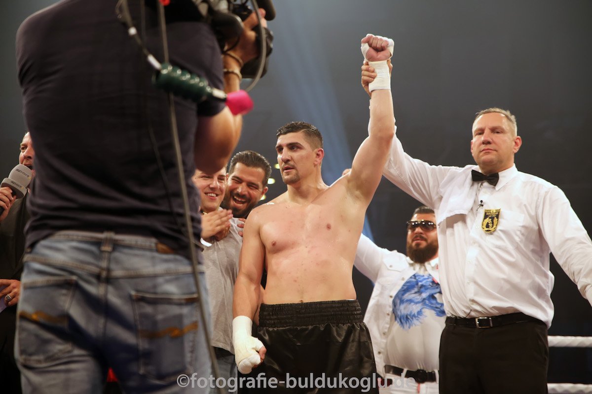 Result: Marco Huck scores impressive stoppage win in new heavyweight campaign