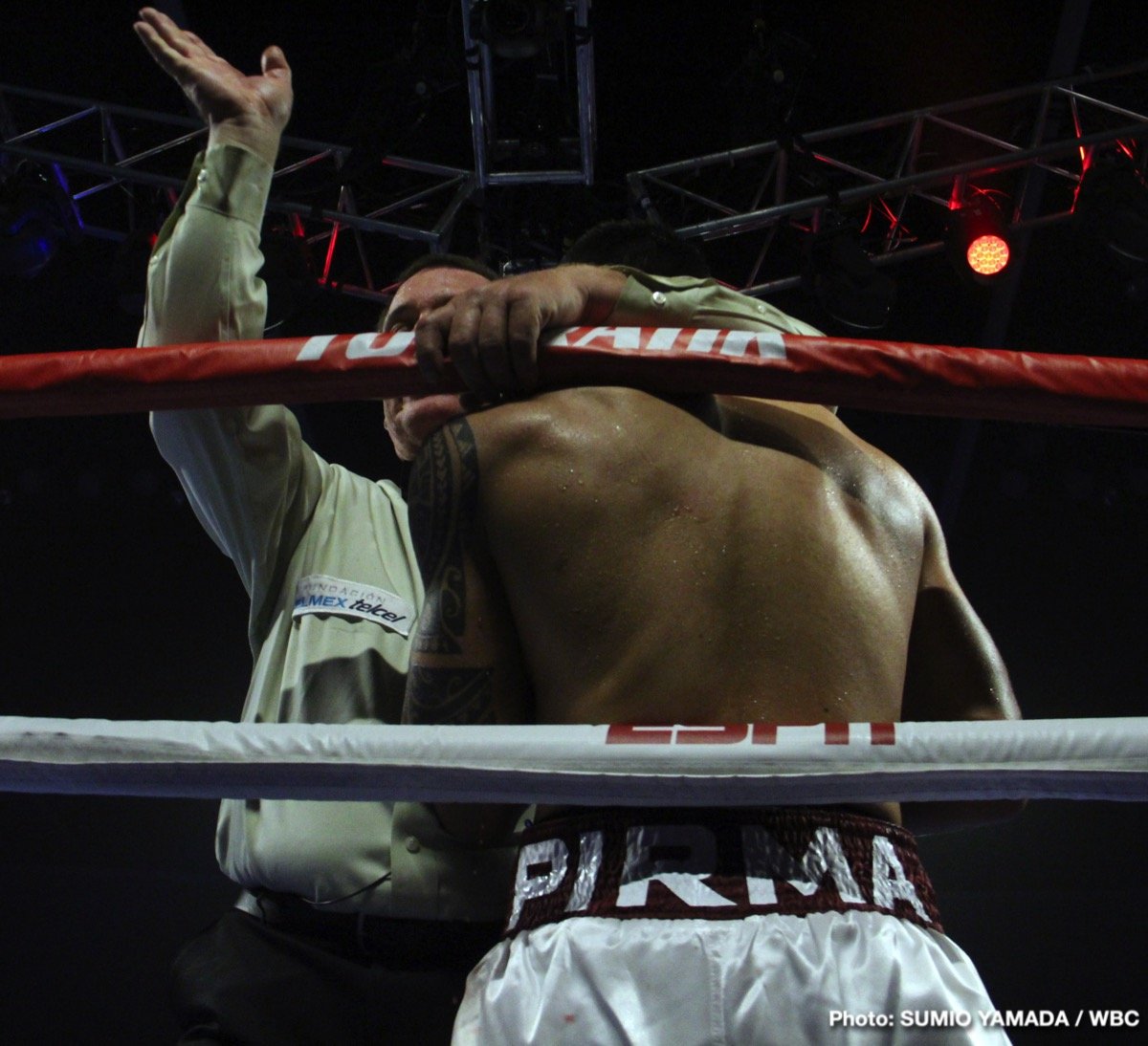 Miguel Berchelt Stops An Incredibly Game Miguel Roman In A Brutal Battle In El Paso