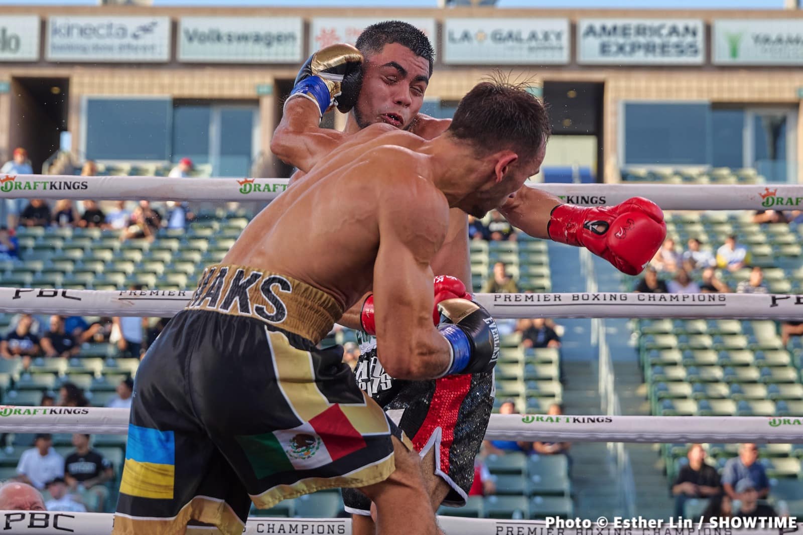 Boxing photo: Fernando Martinez image Fernando Martinez Retains IBF Junior Bantamweight - Boxing Results