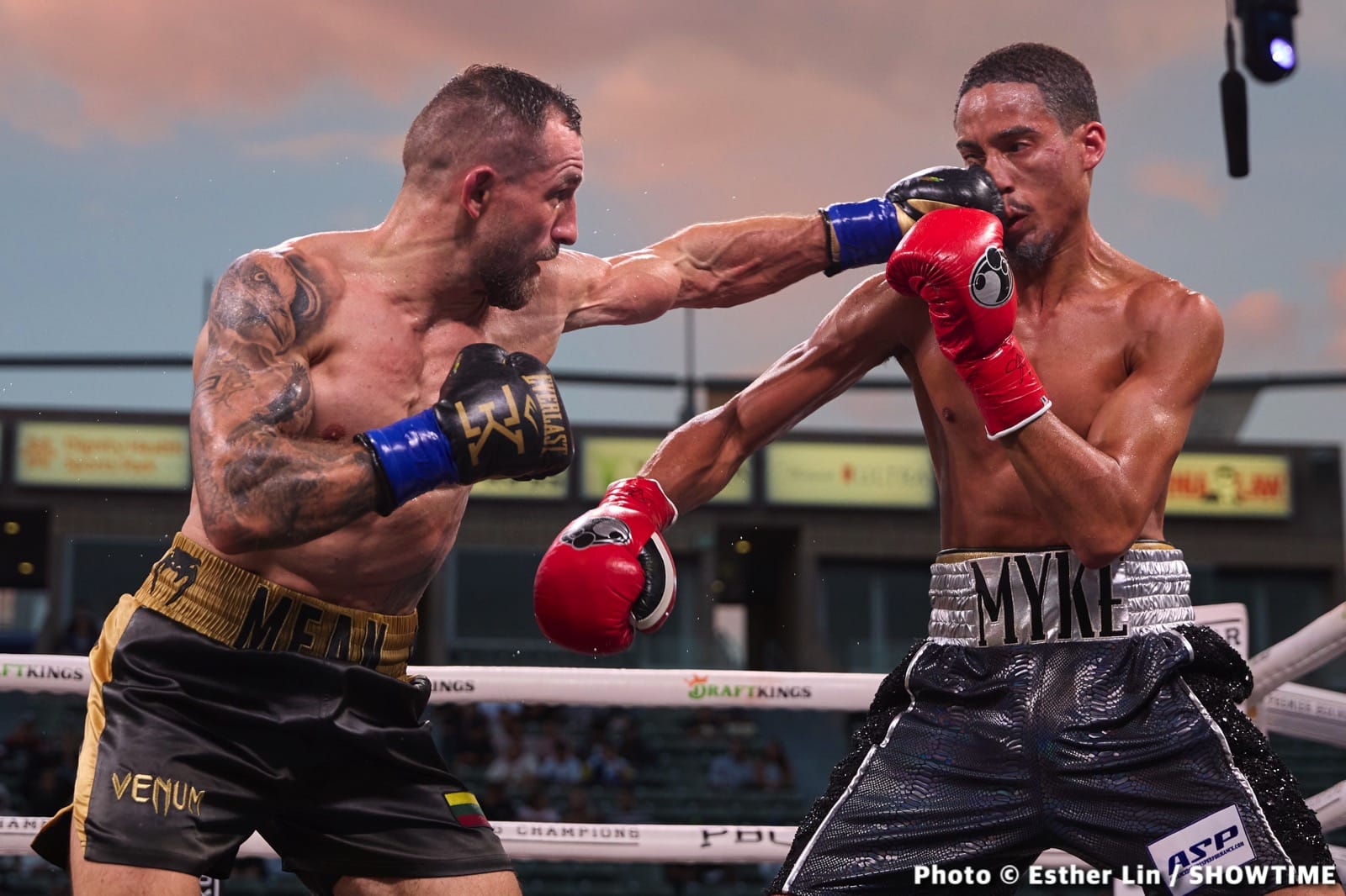 Fernando Martinez Retains IBF Junior Bantamweight - Boxing Results