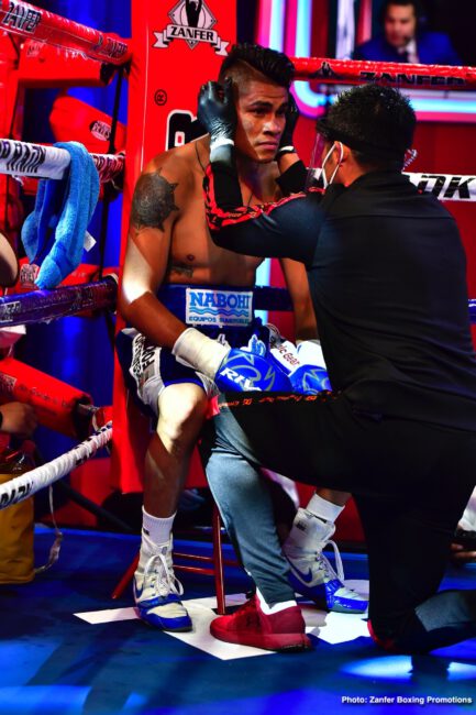 Volvemos con Punch Emanuel Navarrete, Uriel Lopez - Navarrete uses body attack to stop Lopez in the sixth round of featherweight main event