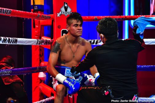 Volvemos con Punch Emanuel Navarrete, Uriel Lopez - Navarrete uses body attack to stop Lopez in the sixth round of featherweight main event