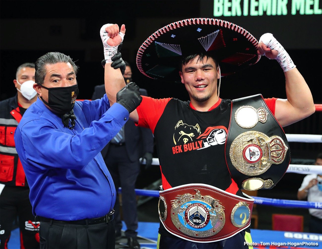 Boxing photo: Jaime Munguia, Tureano Johnson image Jaime Munguia beats Tureano Johnson on injury stoppage in 6th