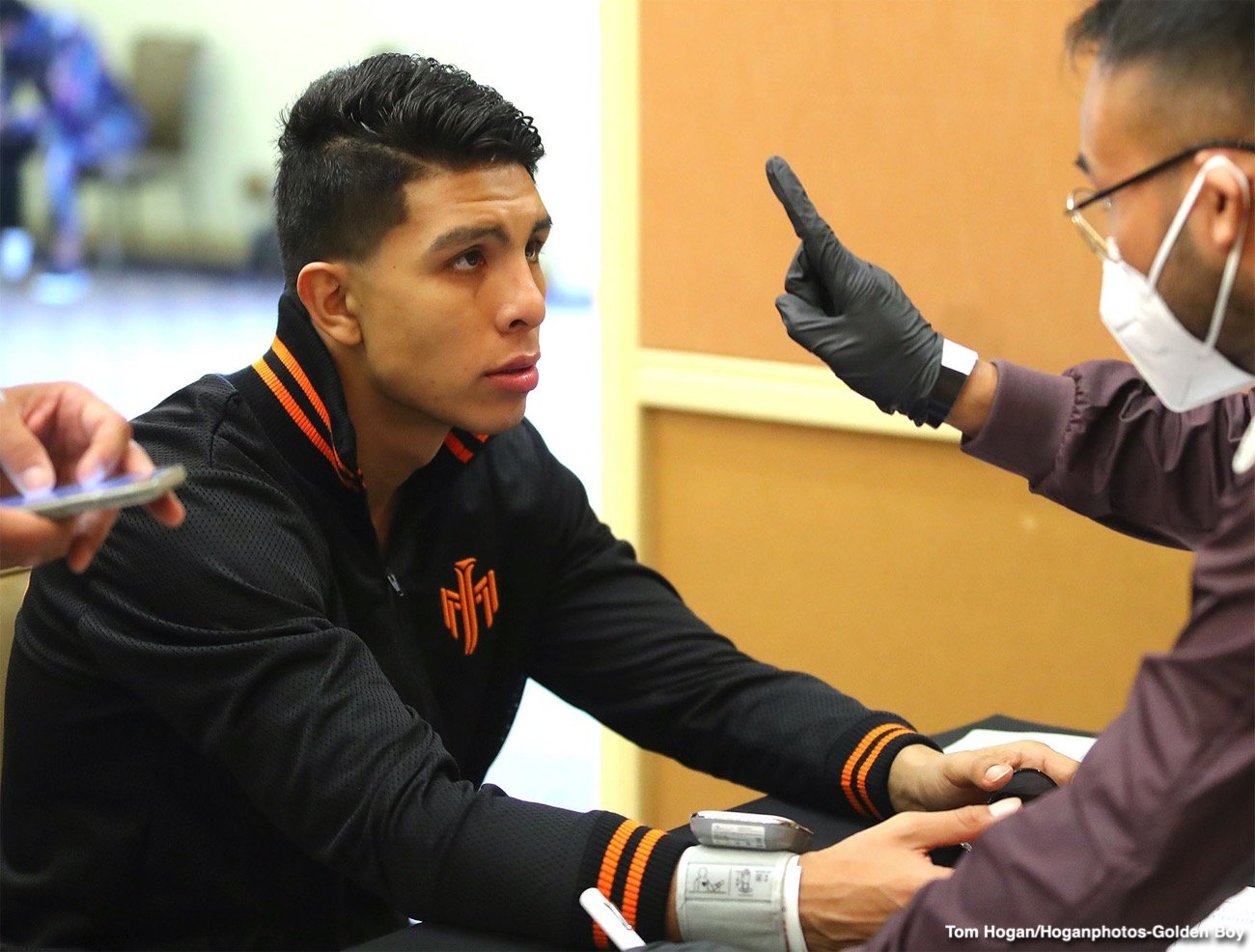 Jaime Munguia beats Tureano Johnson on injury stoppage in 6th