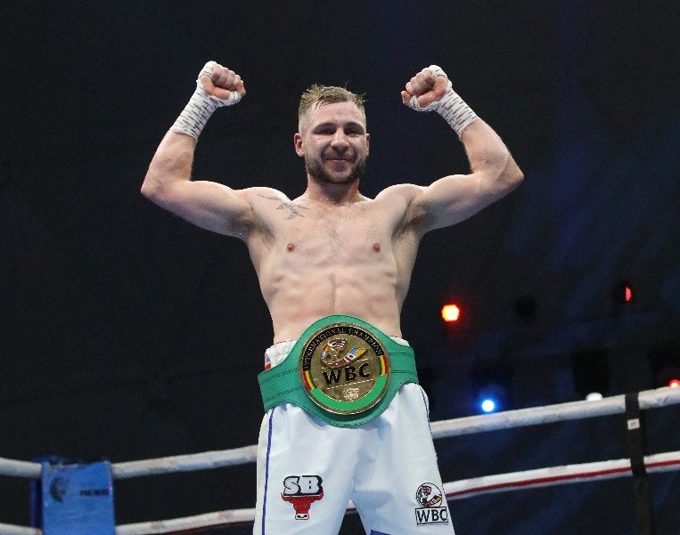 Maxi Hughes beats Viktor Kotochigov - Boxing Results