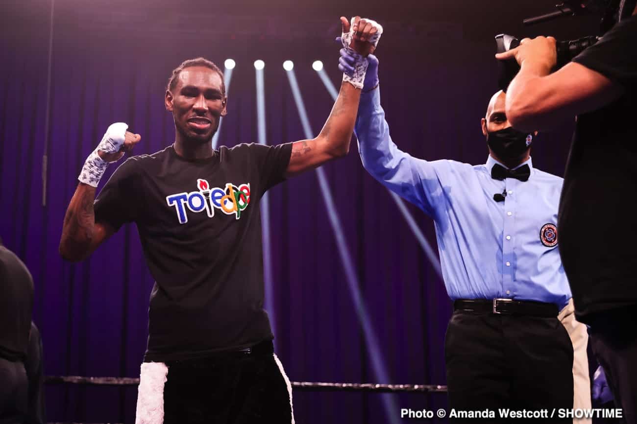 Adrien Broner defeats Jovanie Santiago in The Comeback - Boxing Results