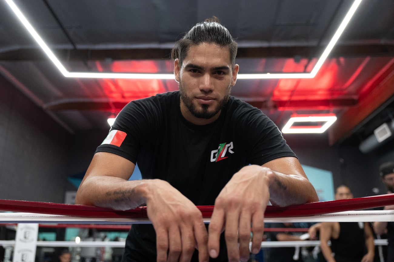 Gilberto Ramirez, Sullivan Barrera boxing image / photo