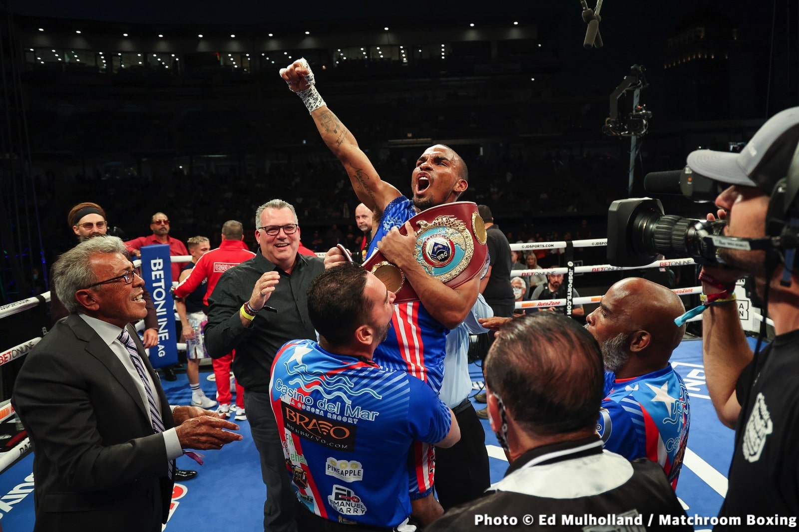 Boxing photo: Mikey Garcia, Sandor Martin image Sandor Martin defeats Mikey Garcia - Boxing Results