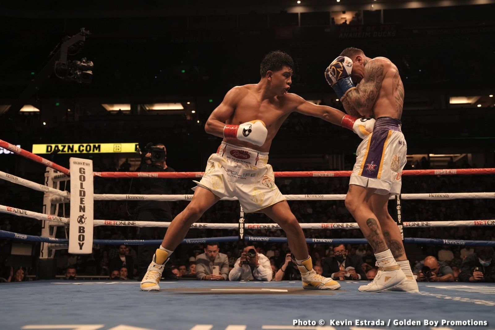 Photos: Munguia outpoints Rosado in war, calls out Golovkin!