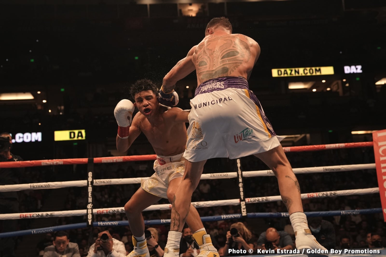 Photos: Munguia outpoints Rosado in war, calls out Golovkin!