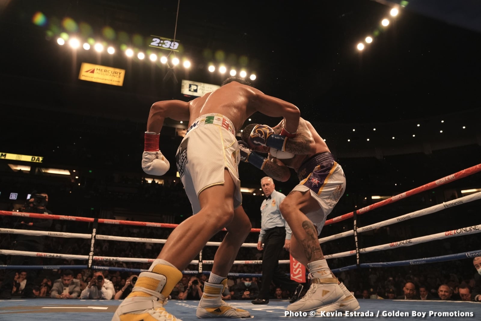 Photos: Munguia outpoints Rosado in war, calls out Golovkin!