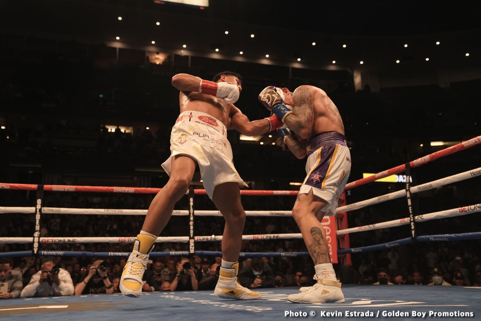 Photos: Munguia outpoints Rosado in war, calls out Golovkin!