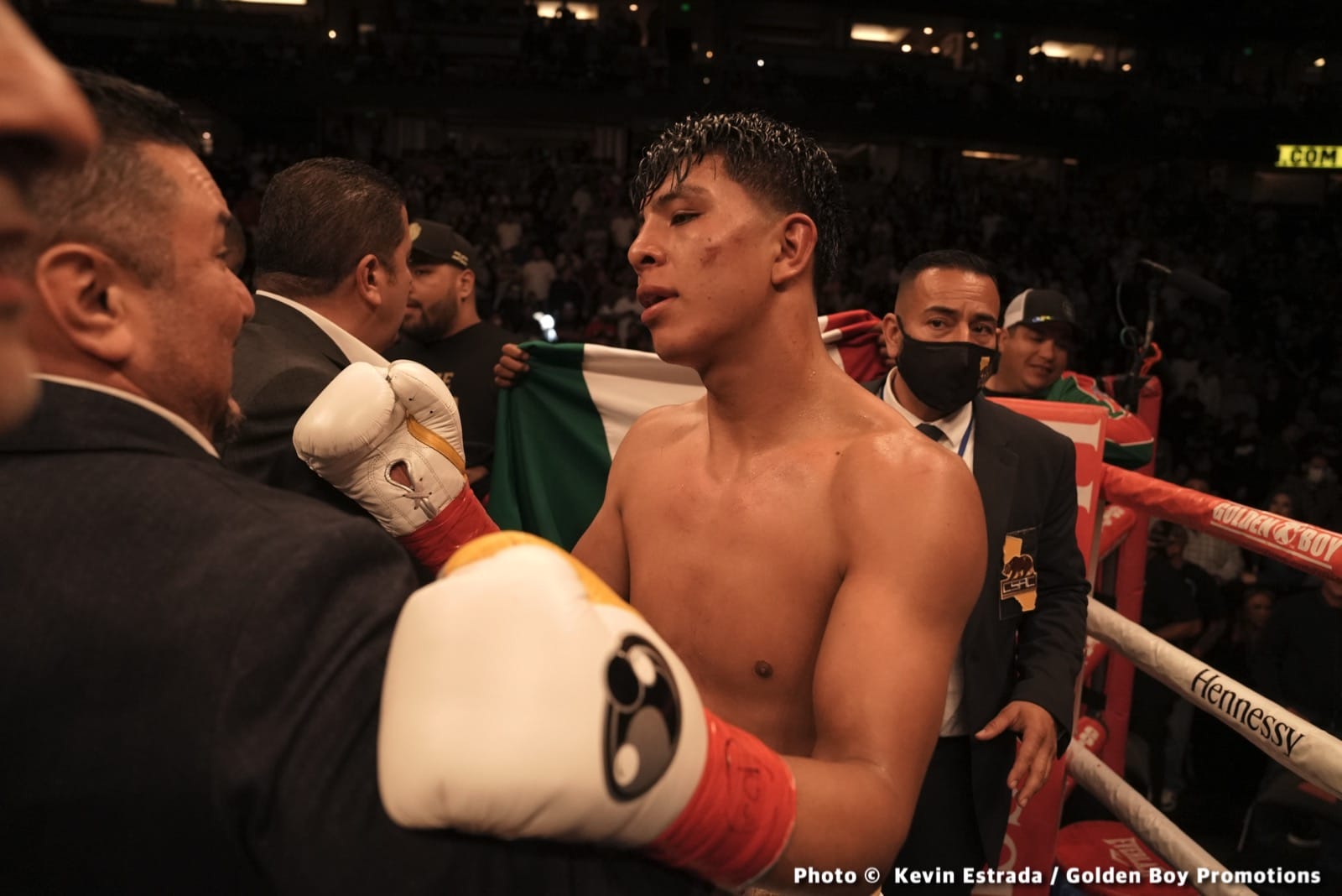 Photos: Munguia outpoints Rosado in war, calls out Golovkin!