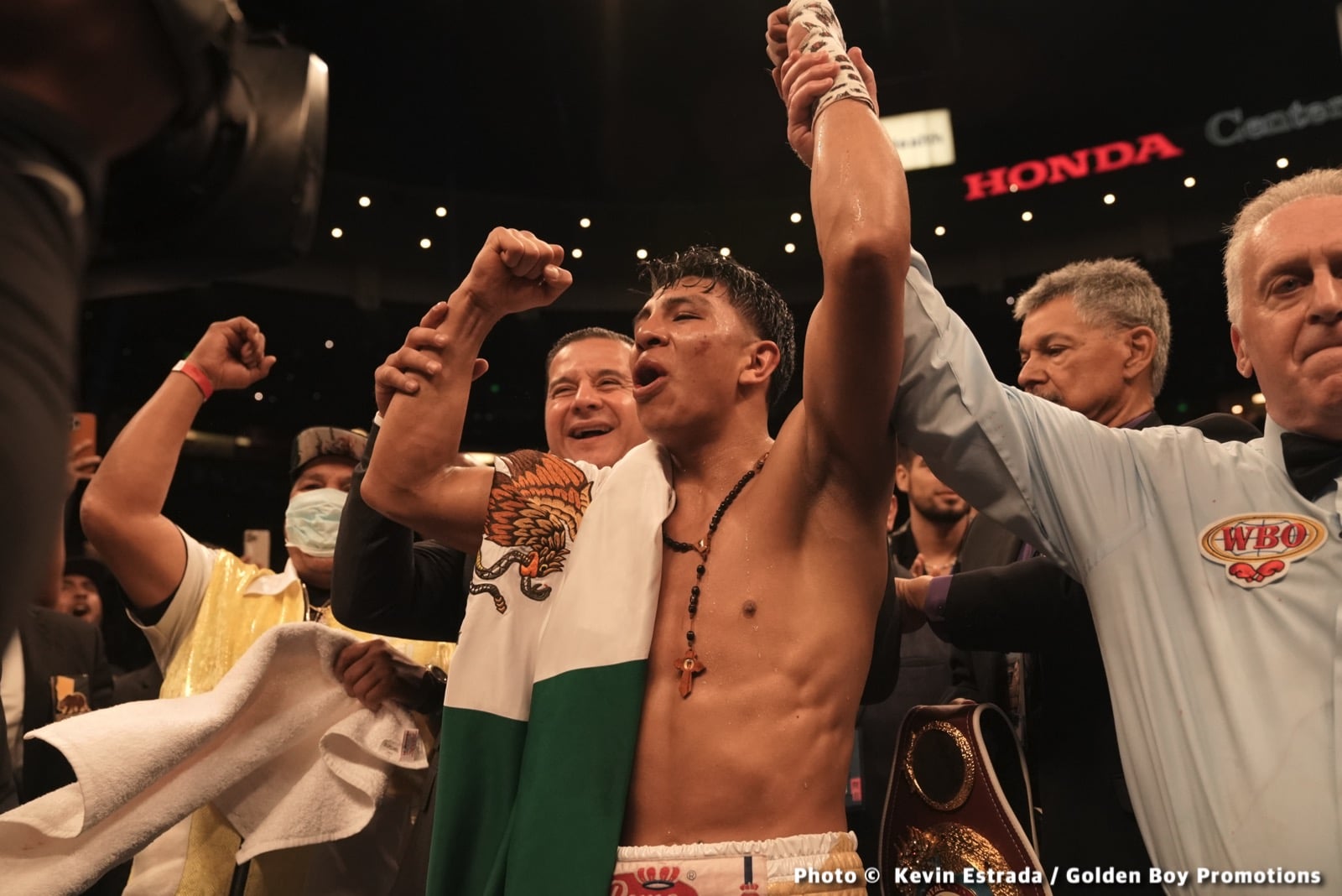 Photos: Munguia outpoints Rosado in war, calls out Golovkin!