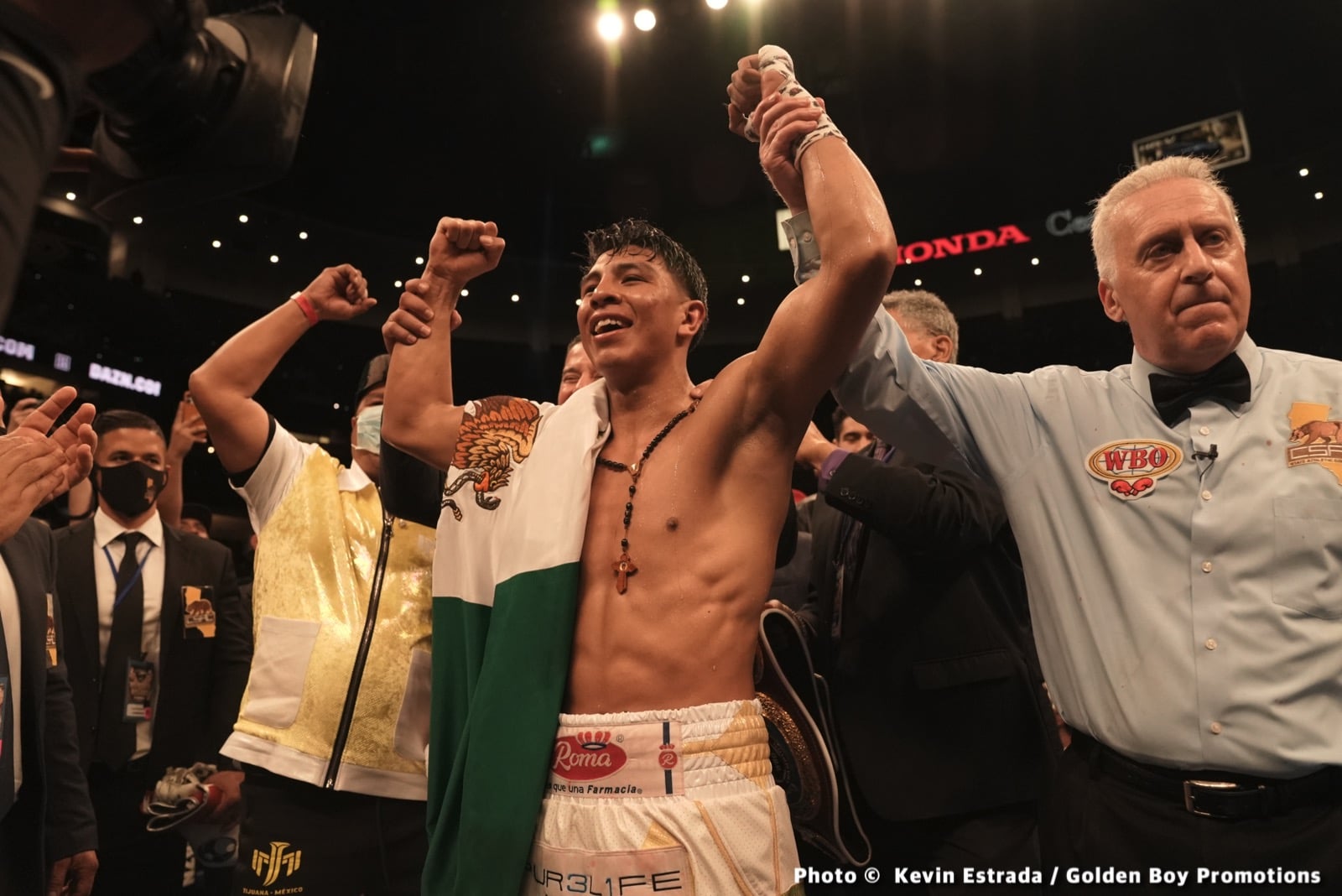 Photos: Munguia outpoints Rosado in war, calls out Golovkin!