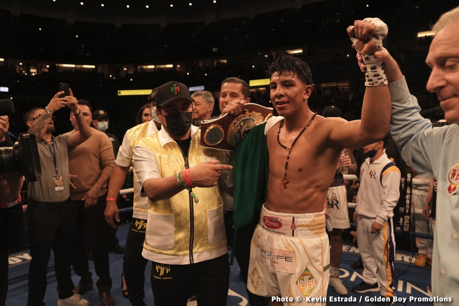 Photos: Munguia outpoints Rosado in war, calls out Golovkin!