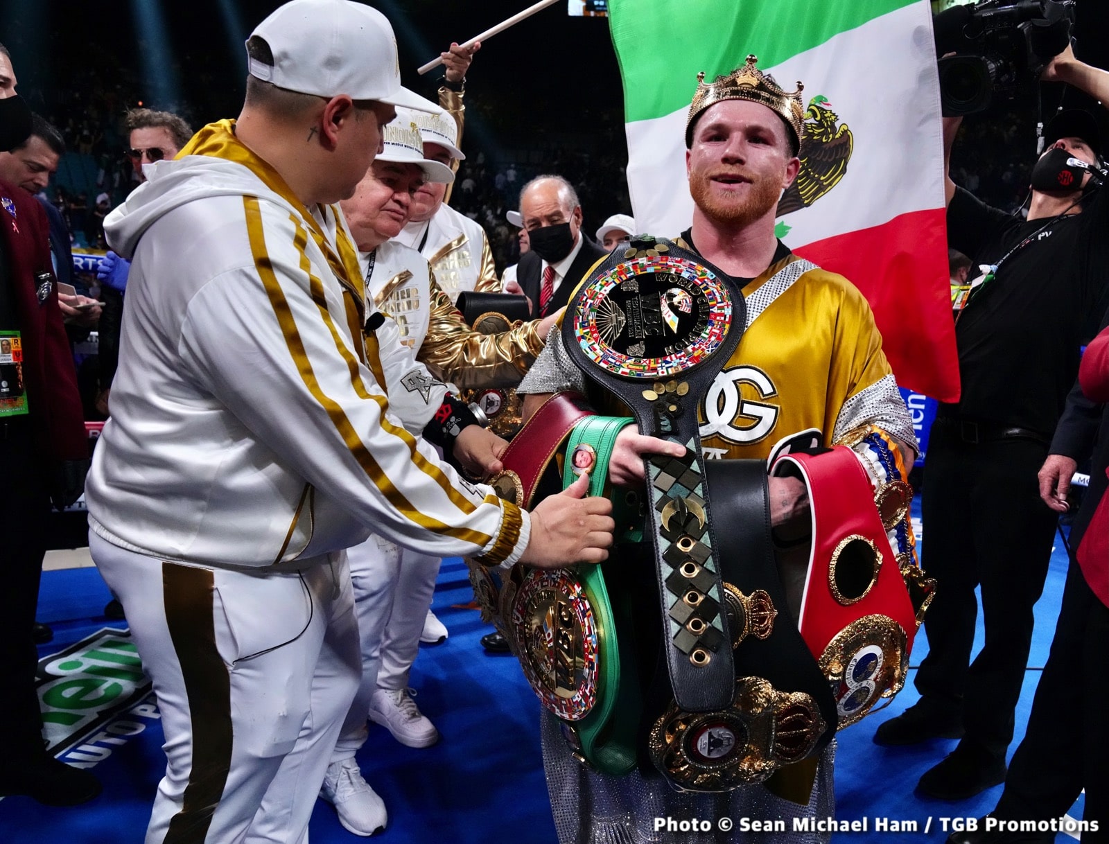 Oleksandr Usyk willing to fight Canelo Alvarez at cruiserweight