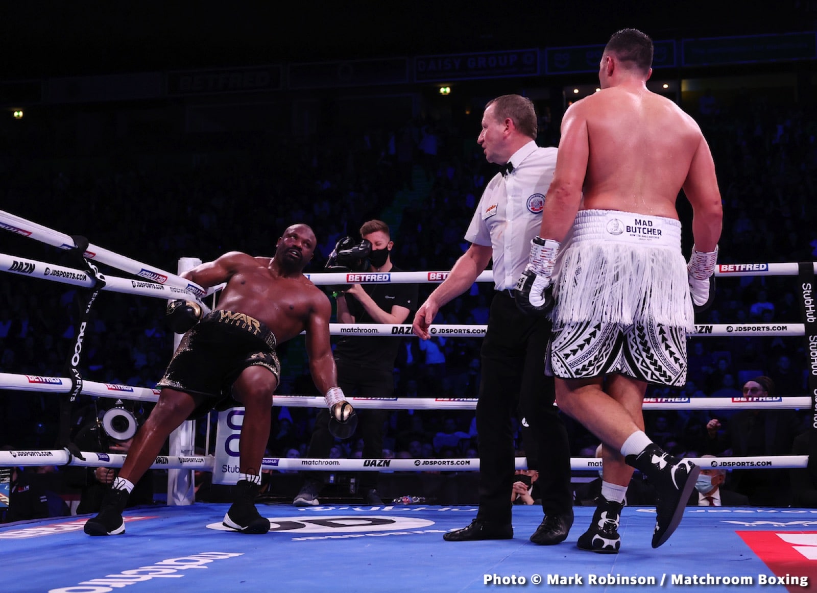 Joseph Parker underlines supremacy over battling Dereck Chisora with unanimous decision win in rematch