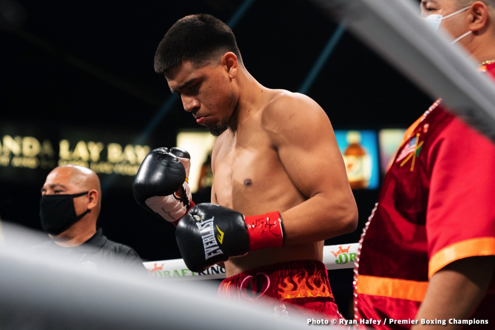 Photos: Thurman defeats Barrios, Santa Cruz Dominates Carbajal