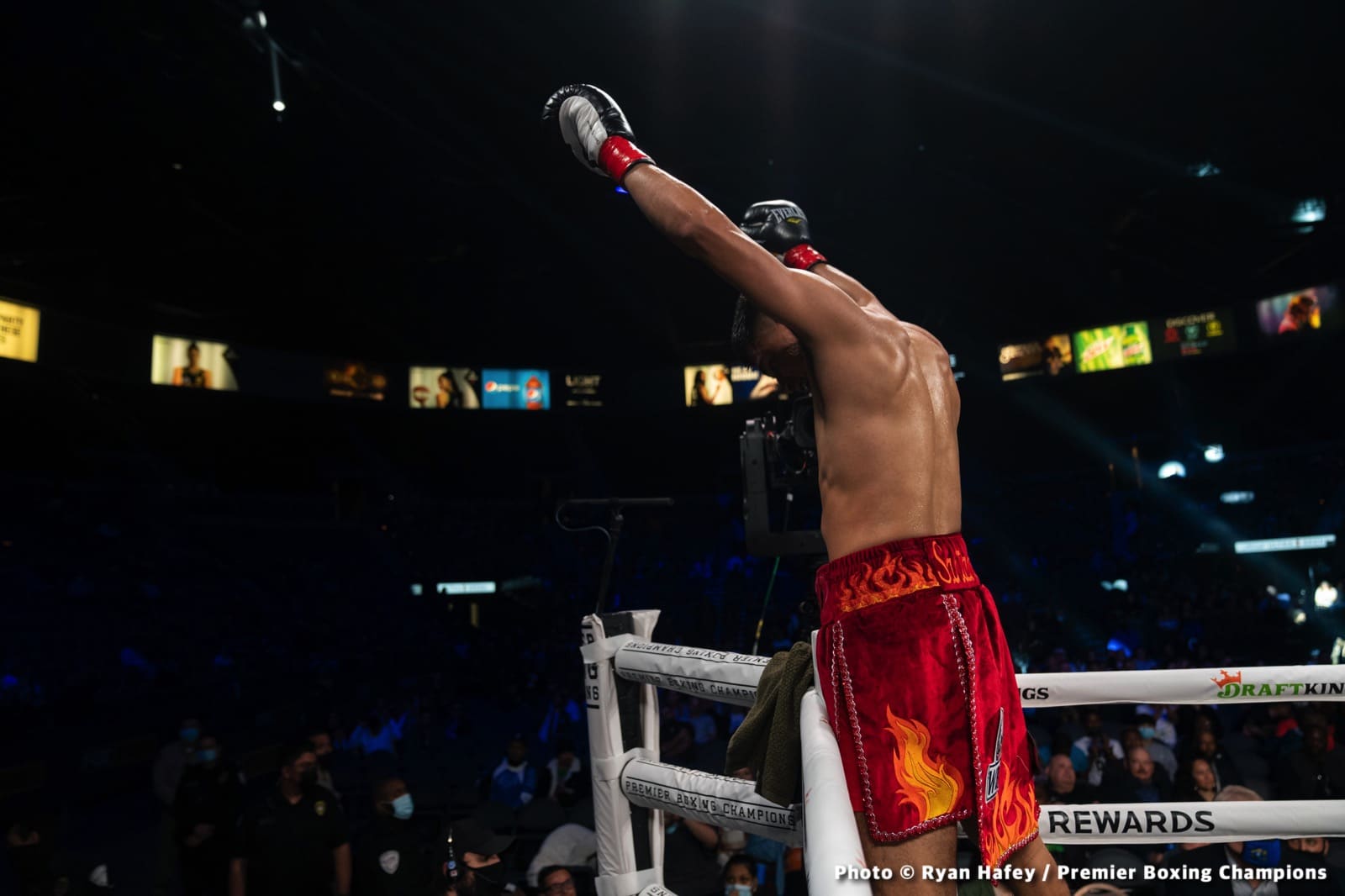 Photos: Thurman defeats Barrios, Santa Cruz Dominates Carbajal