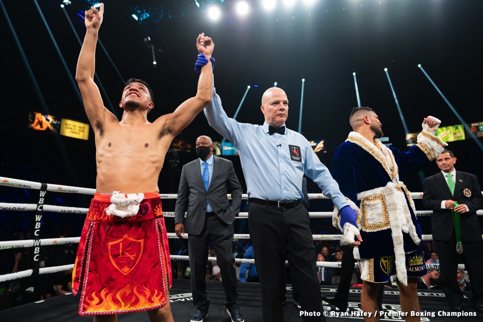 Photos: Thurman defeats Barrios, Santa Cruz Dominates Carbajal