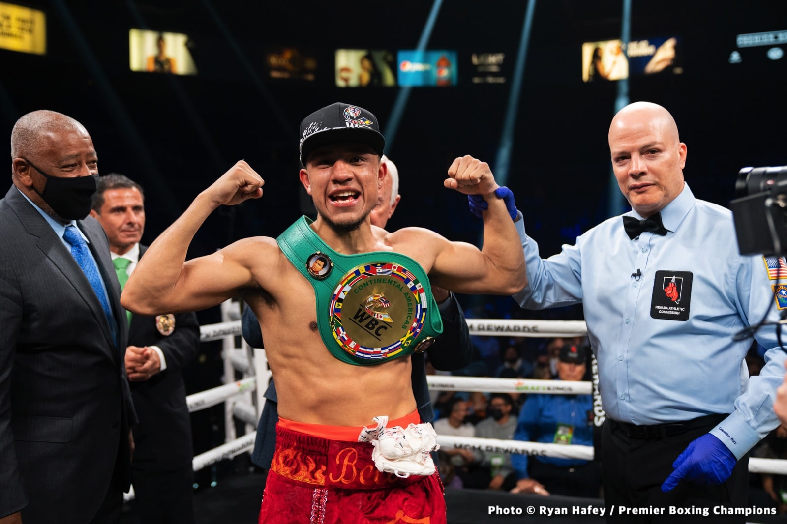 Photos: Thurman defeats Barrios, Santa Cruz Dominates Carbajal