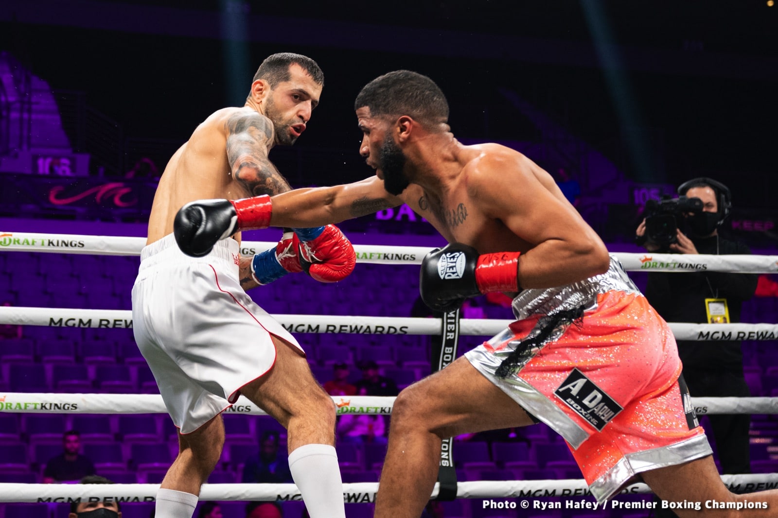 Photos: Thurman defeats Barrios, Santa Cruz Dominates Carbajal