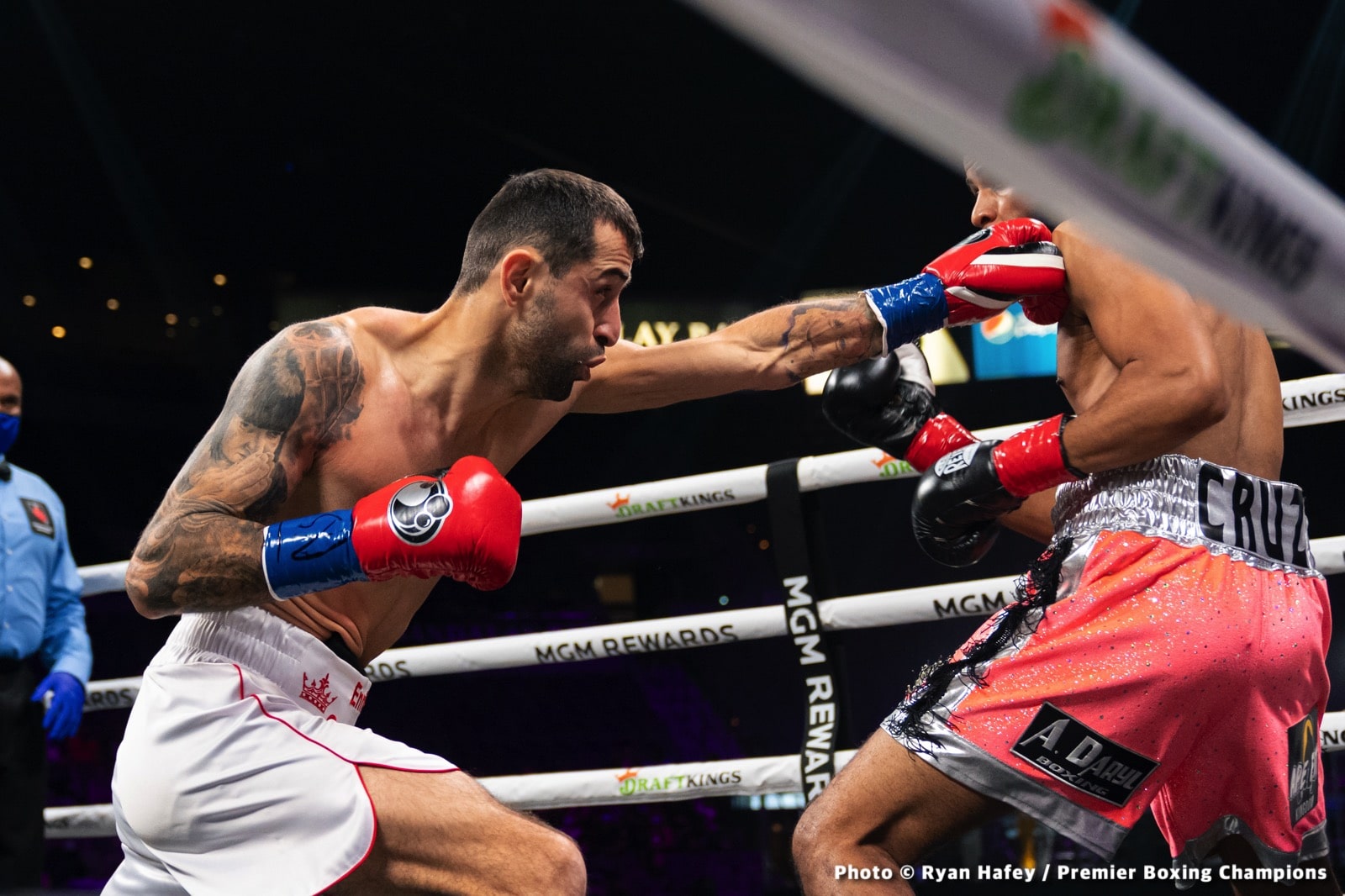 Photos: Thurman defeats Barrios, Santa Cruz Dominates Carbajal