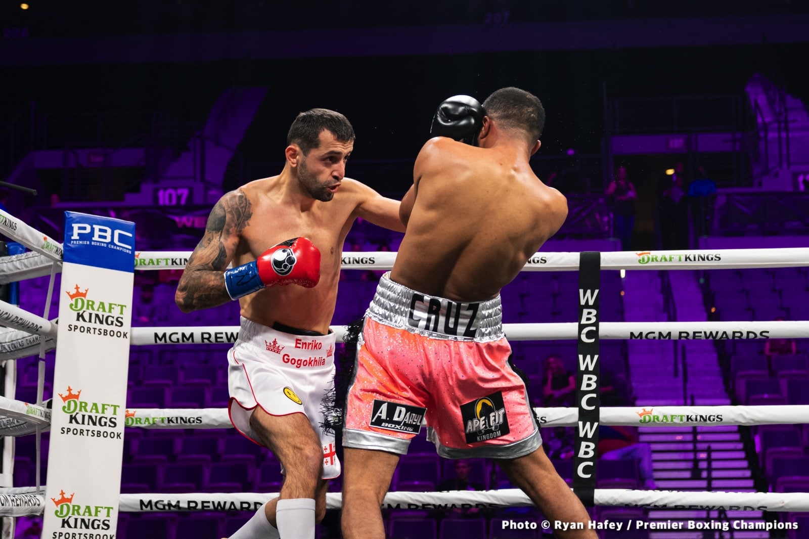 Photos: Thurman defeats Barrios, Santa Cruz Dominates Carbajal