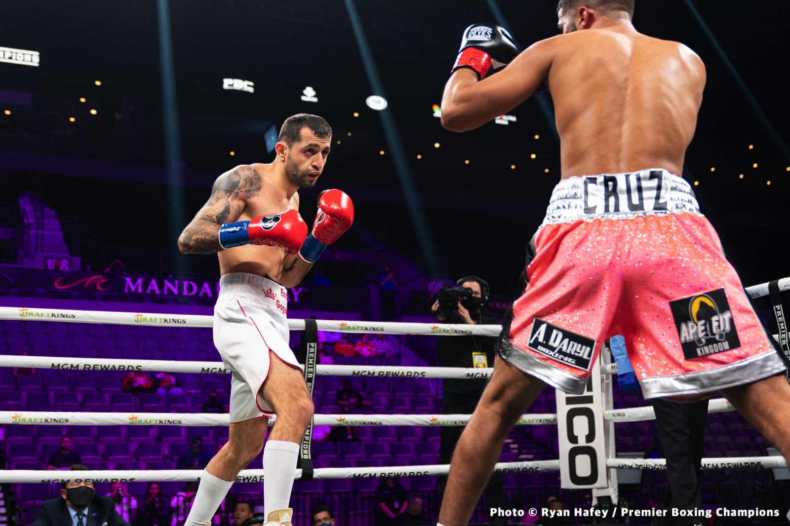 Photos: Thurman defeats Barrios, Santa Cruz Dominates Carbajal