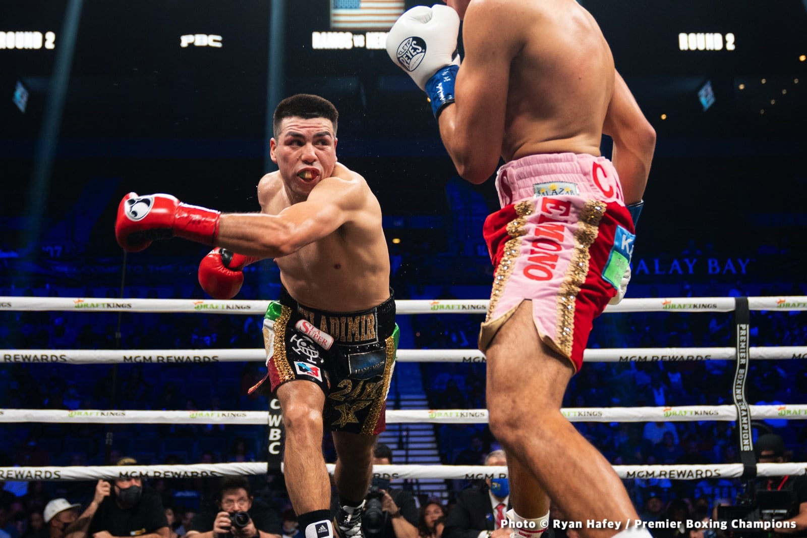 Photos: Thurman defeats Barrios, Santa Cruz Dominates Carbajal