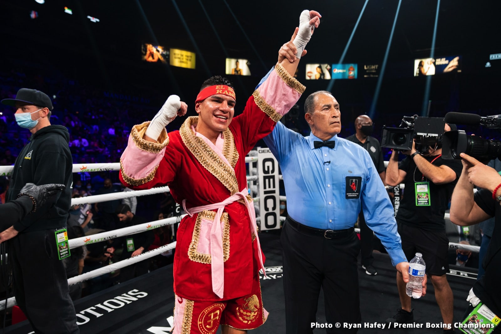 Photos: Thurman defeats Barrios, Santa Cruz Dominates Carbajal