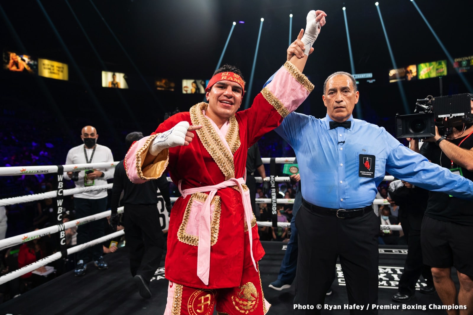 Photos: Thurman defeats Barrios, Santa Cruz Dominates Carbajal
