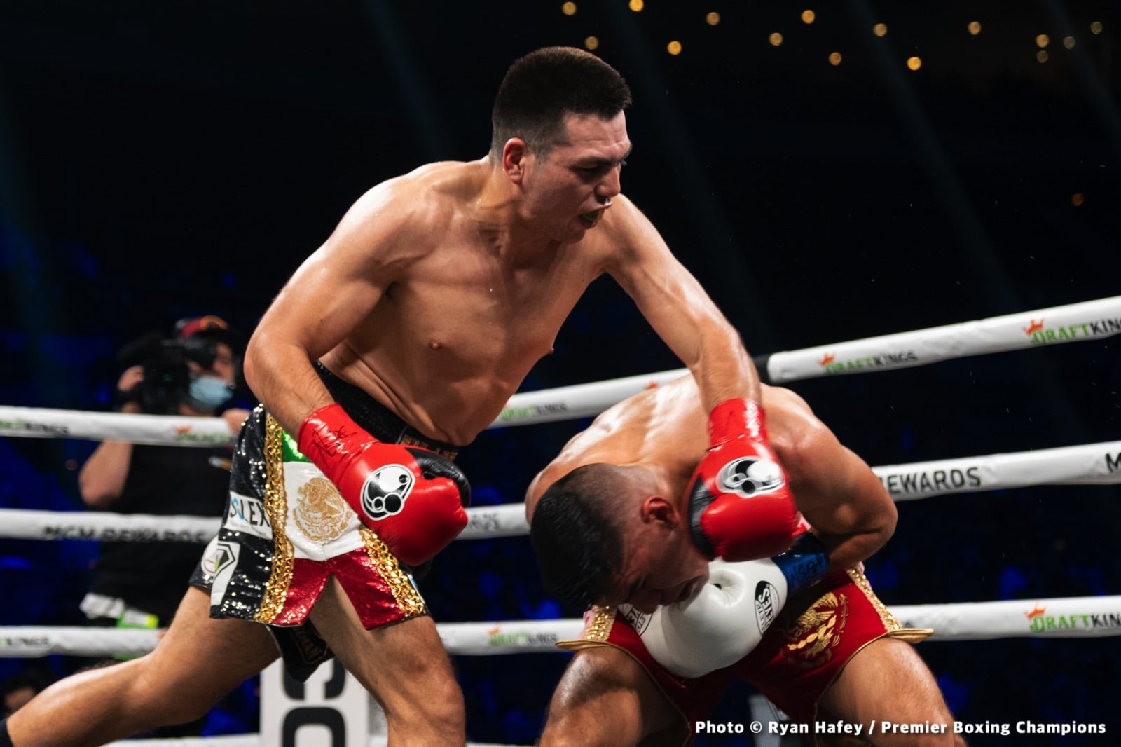 Photos: Thurman defeats Barrios, Santa Cruz Dominates Carbajal