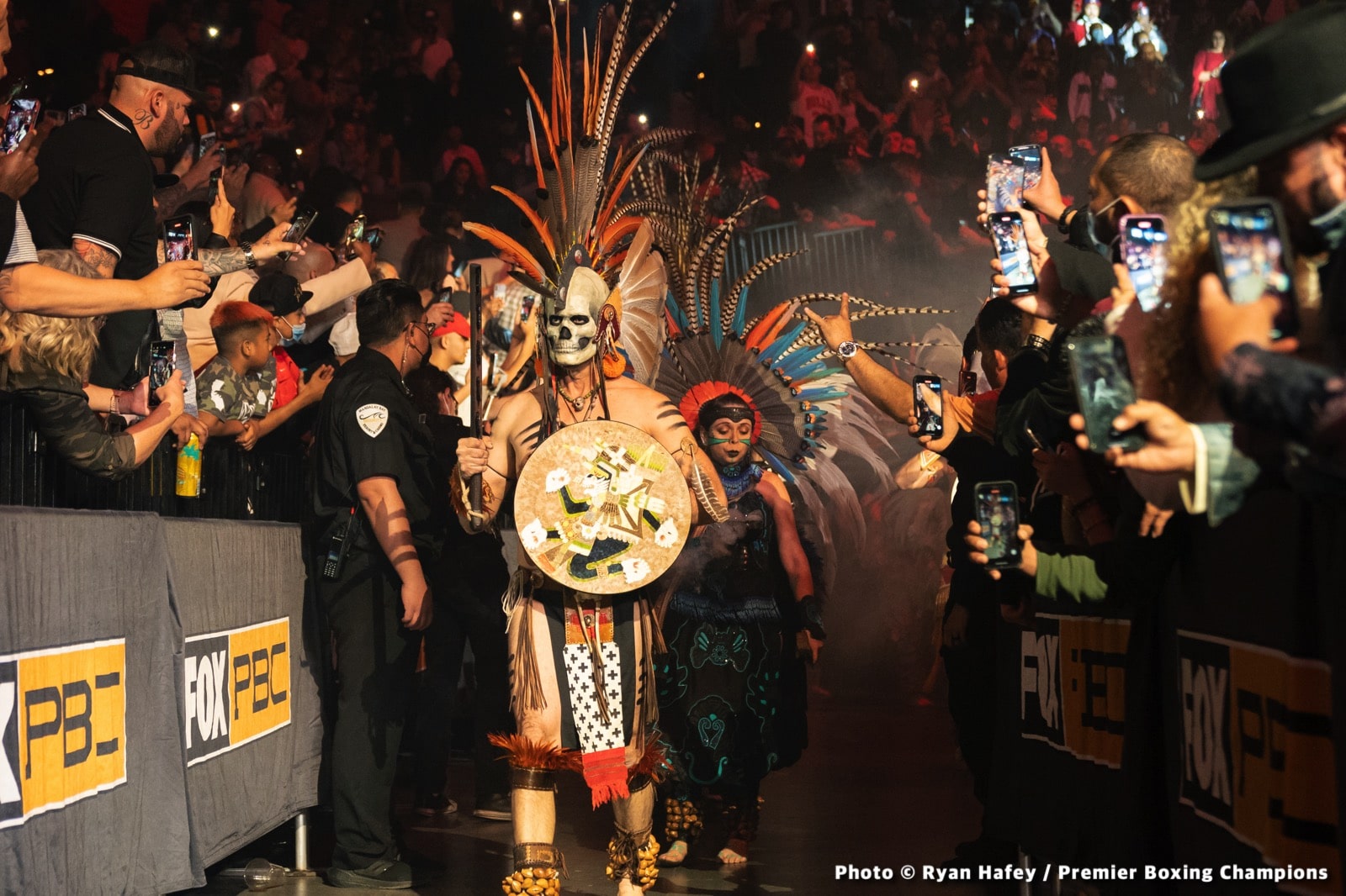 Photos: Thurman defeats Barrios, Santa Cruz Dominates Carbajal