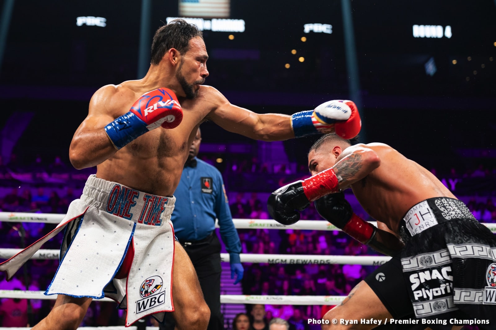 Photos: Thurman defeats Barrios, Santa Cruz Dominates Carbajal