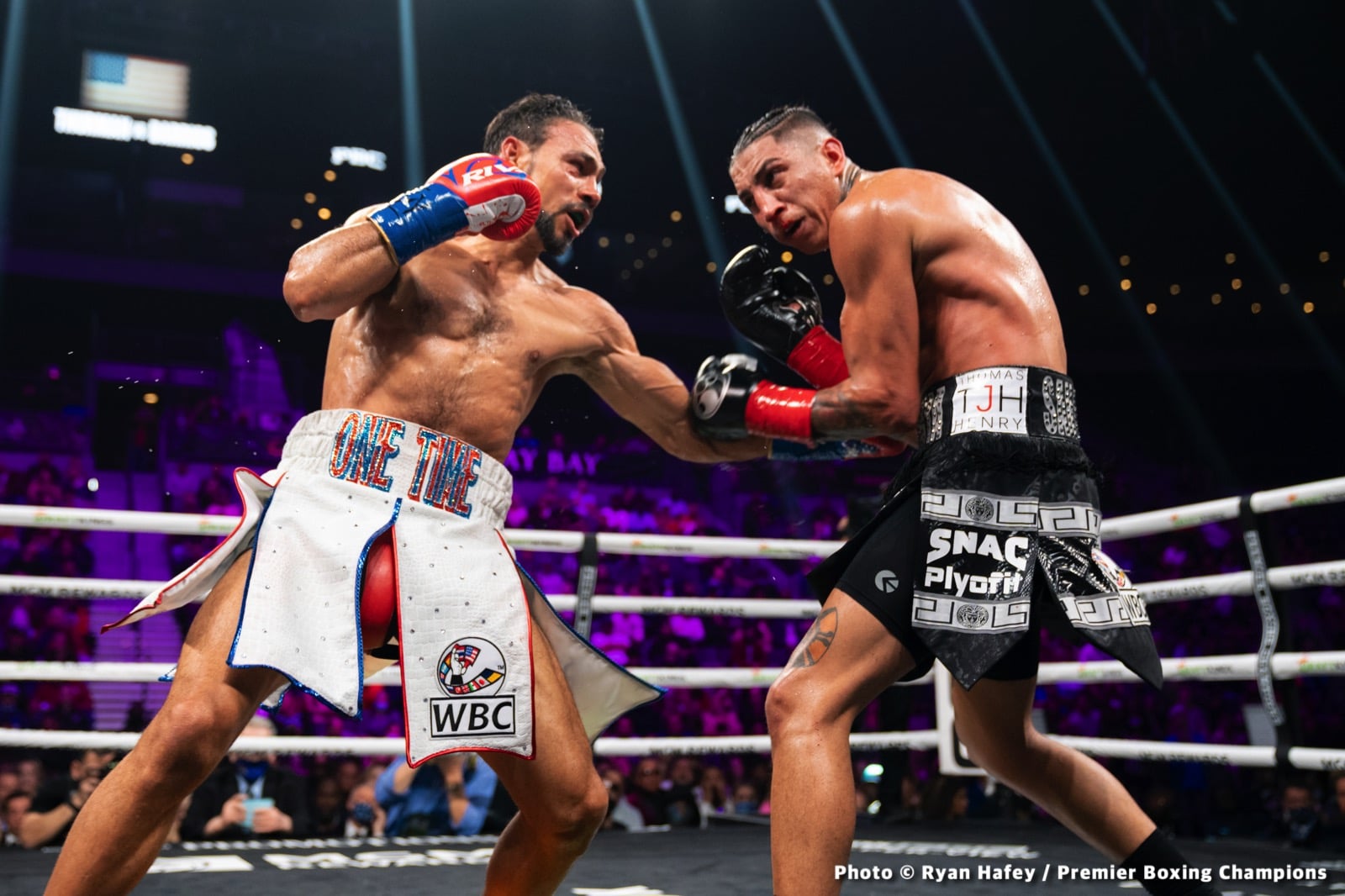 Photos: Thurman defeats Barrios, Santa Cruz Dominates Carbajal