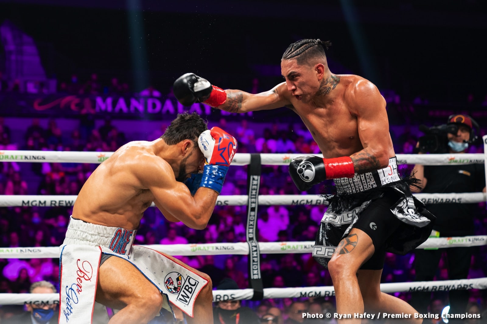 Photos: Thurman defeats Barrios, Santa Cruz Dominates Carbajal