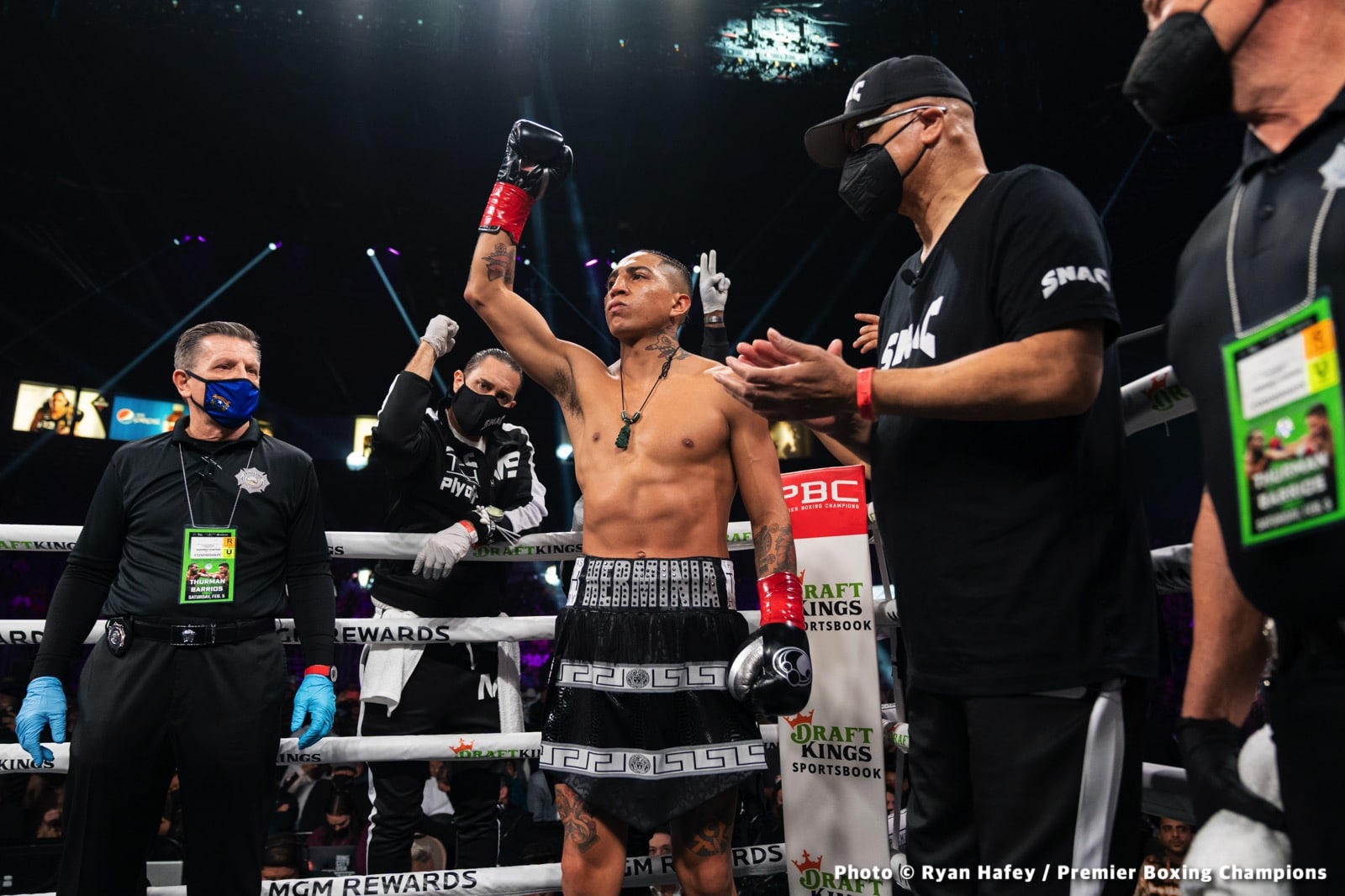 Photos: Thurman defeats Barrios, Santa Cruz Dominates Carbajal