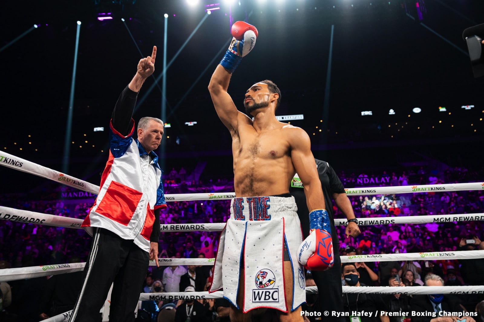 Photos: Thurman defeats Barrios, Santa Cruz Dominates Carbajal