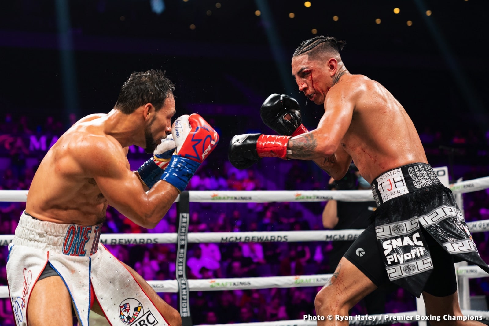 Photos: Thurman defeats Barrios, Santa Cruz Dominates Carbajal