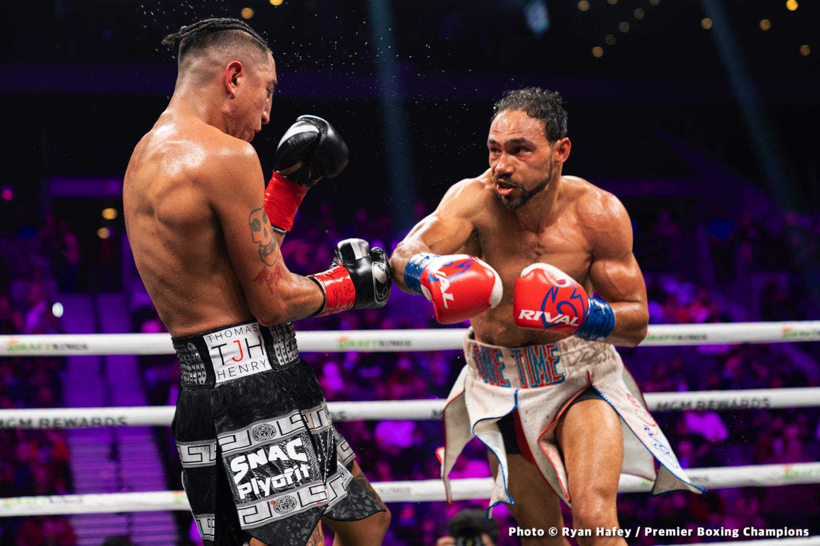 Photos: Thurman defeats Barrios, Santa Cruz Dominates Carbajal