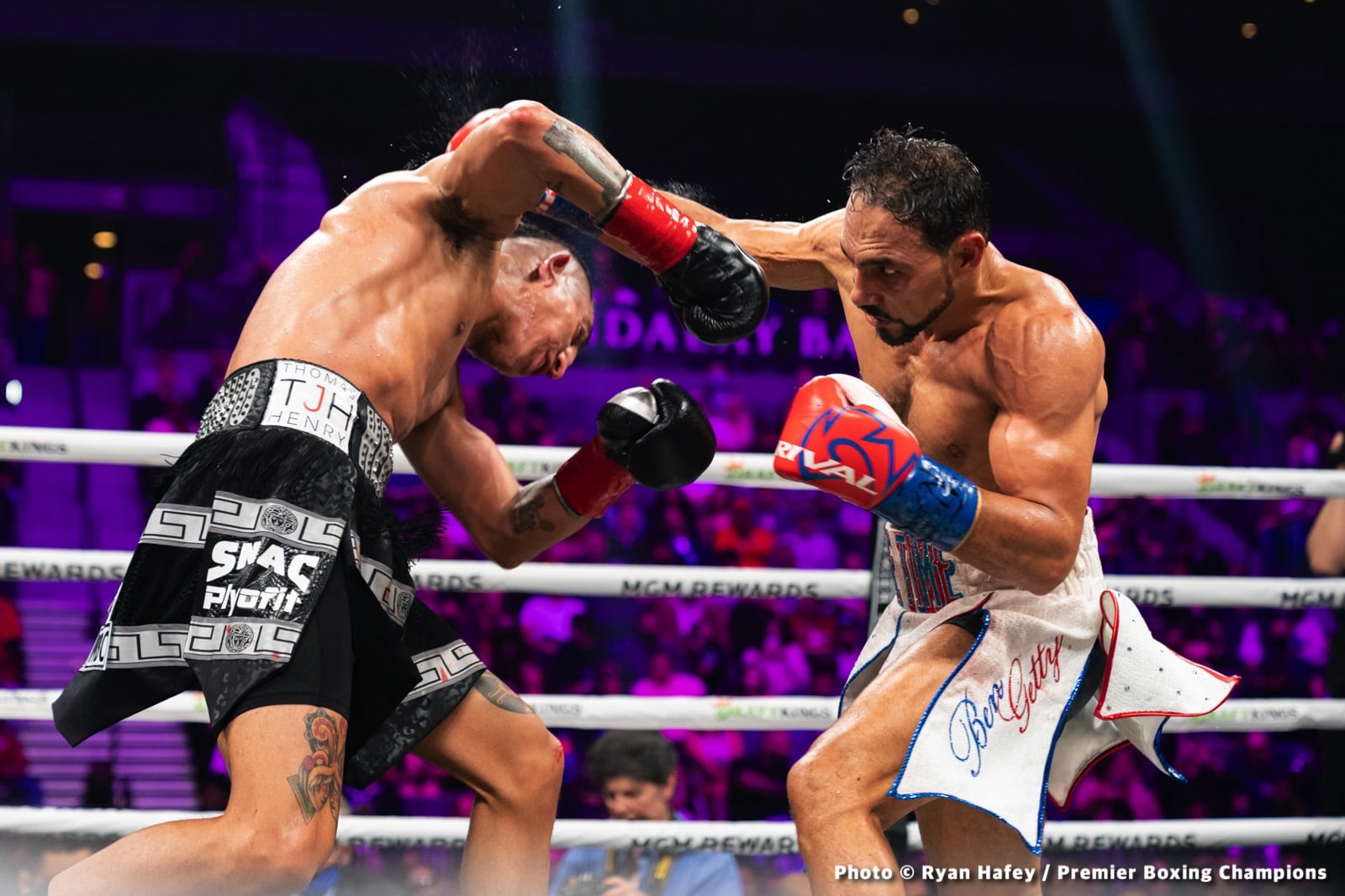 Photos: Thurman defeats Barrios, Santa Cruz Dominates Carbajal