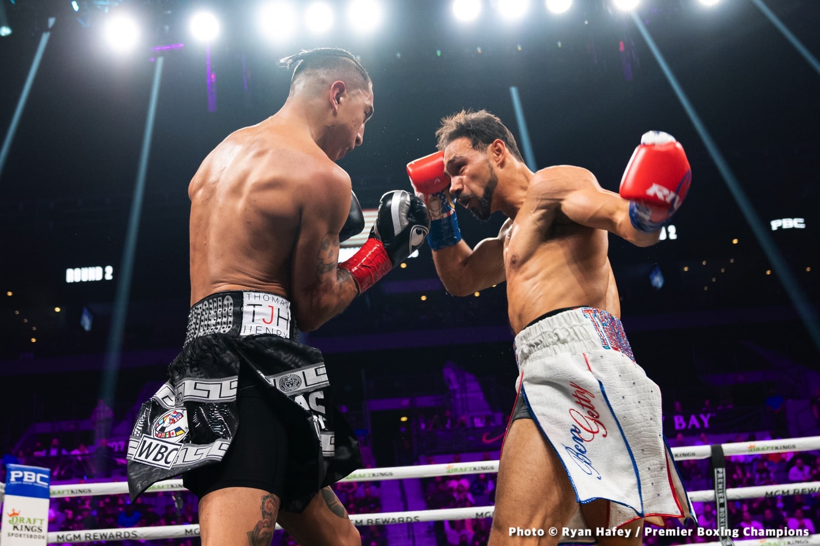 Photos: Thurman defeats Barrios, Santa Cruz Dominates Carbajal