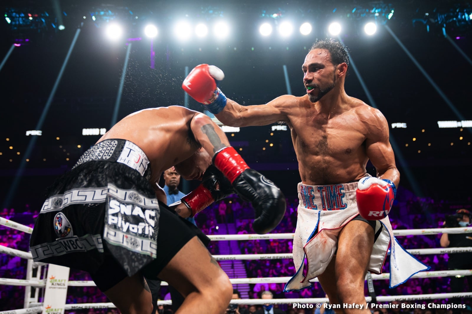 Photos: Thurman defeats Barrios, Santa Cruz Dominates Carbajal