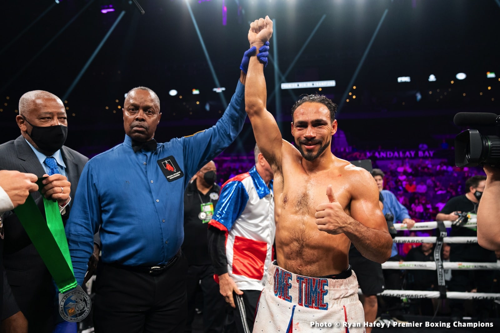Photos: Thurman defeats Barrios, Santa Cruz Dominates Carbajal